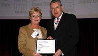Bernie_Oldbury_wins_NTA_Drug_Worker_of_the_Year_award_2007